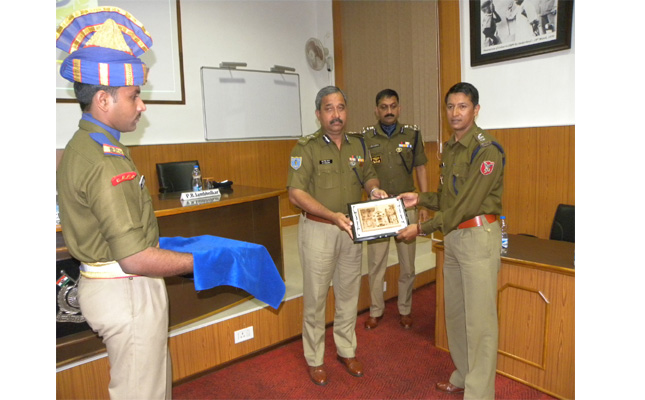 स्मृति चिन्ह प्रदान करते हुए आई एस ए के निदेशक व पुलिस महानिरीक्षक बी एस चौहान।