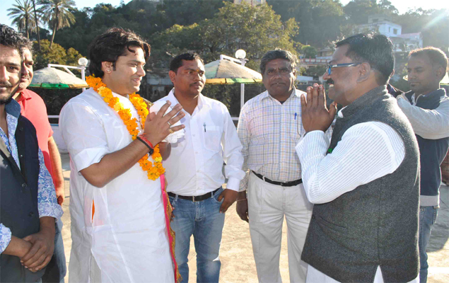 माउन्ट आबू नगर पालिका अध्यक्ष सुरेश जी धिंगर का हार्दिक स्वागत करते हुए