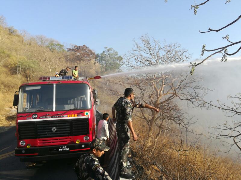सीमा पर आंतकी से तो आबू में आग से, देश की रक्षा में सैनिक सबसे आगे [आबू में फिर लगी आग]
