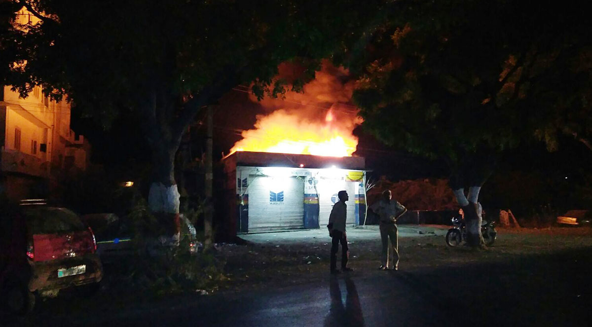 मकान सहित गैराज मे लगी आग : आबूरोड